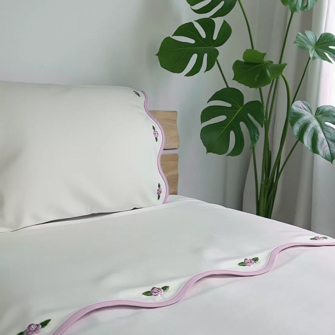 Scalloped Edge Floral Sheet Set – Embroidered Roses, 600TC Cotton, Twin, Full, Queen and King Sizes